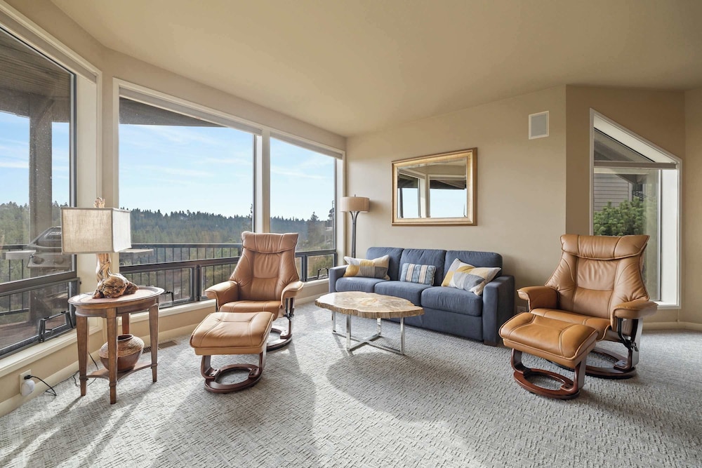 Riverview Retreat Picturesque 2 BDR in Resort — 4-Star Luxury Hotel in Bend, United States