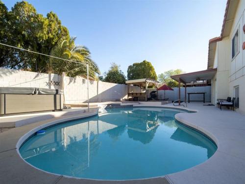 Spacious house with pool heater hot tub billiards — 4-Star Luxury Hotel in Phoenix, United States