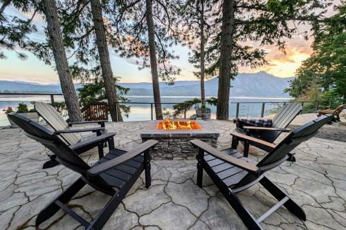 Cozy Lakefront Cabin — 4-Star Luxury Hotel in Cle Elum, United States