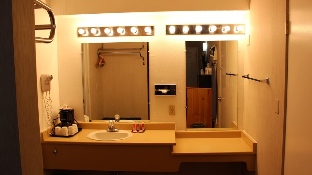 Econo Lodge Inn and Suites Central - photo 13