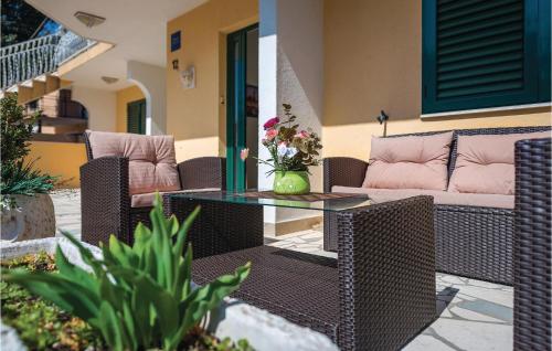Three Bedroom Apartment In Rogoznica — 4-Star Luxury Hotel in Rogoznica, Croatia