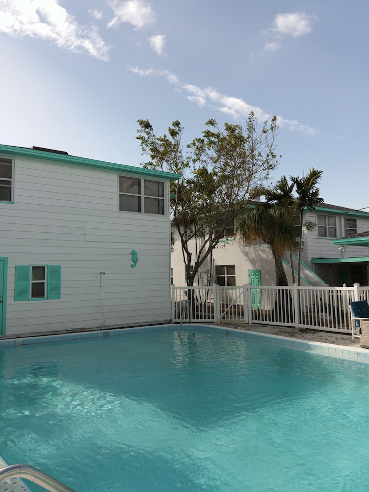 Swashbuckler Motel - photo 40