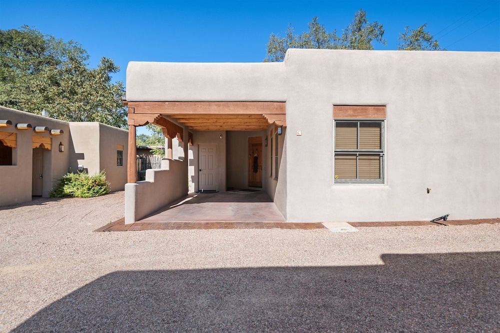 Kiva Stunning & Lovely With Kiva Fireplace Walk to the Plaza and the Railyard - photo 27