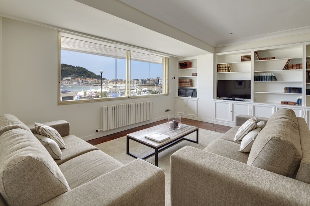 Playa de La Concha 3 Apartment by FeelFree Rentals — 4-Star Luxury Hotel in San Sebastian, Spain