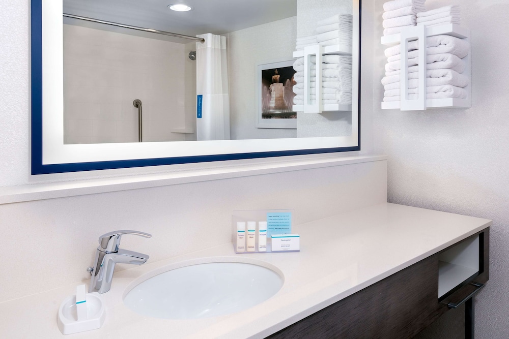 Hampton Inn & Suites Kansas City Country Club Plaza - photo 29