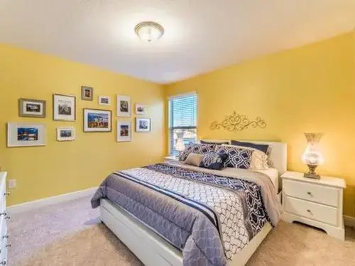 5348 Oakbourne Avenue in Davenport, United States