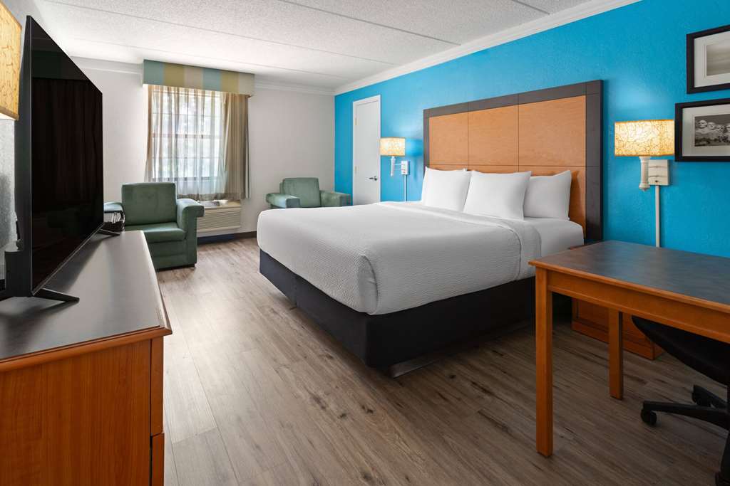 La Quinta Inn by Wyndham Pittsburgh Airport - photo 31
