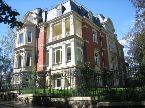 Villa Vier Jahreszeiten — 4-Star Luxury Hotel in Crimmitschau, Germany