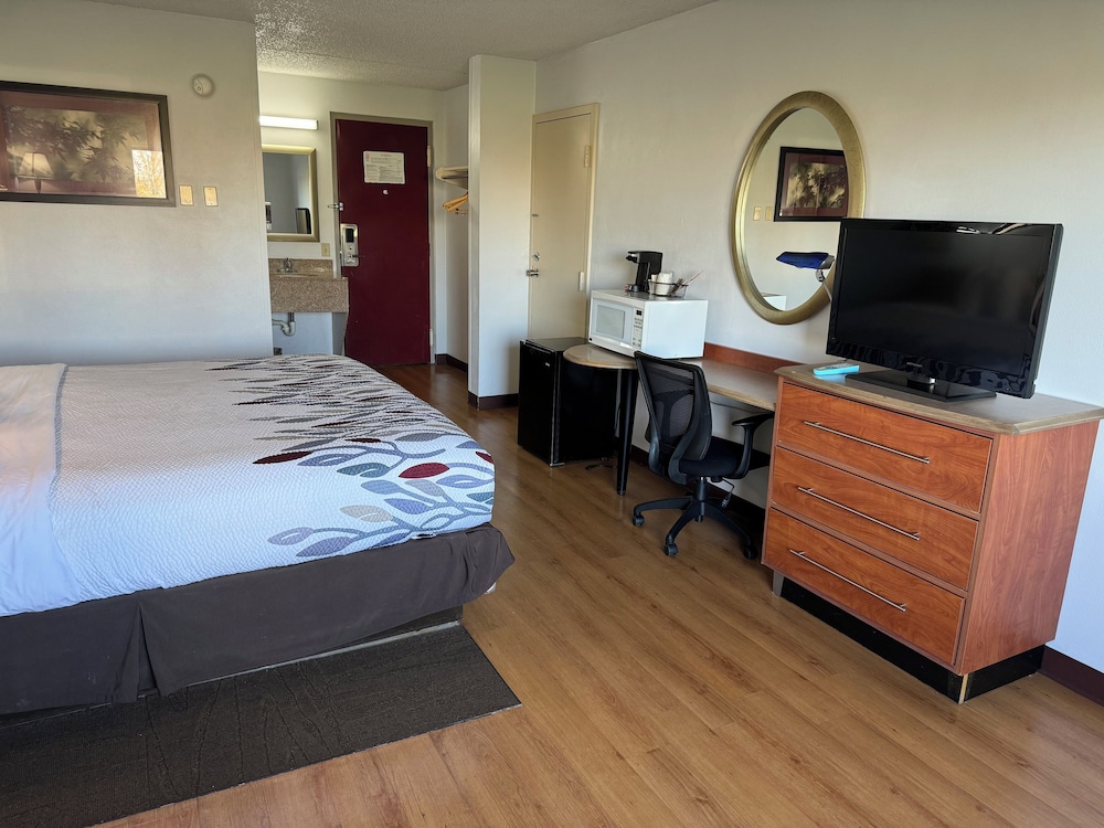 Red Roof Inn and Suites Cleveland Elyria - photo 22