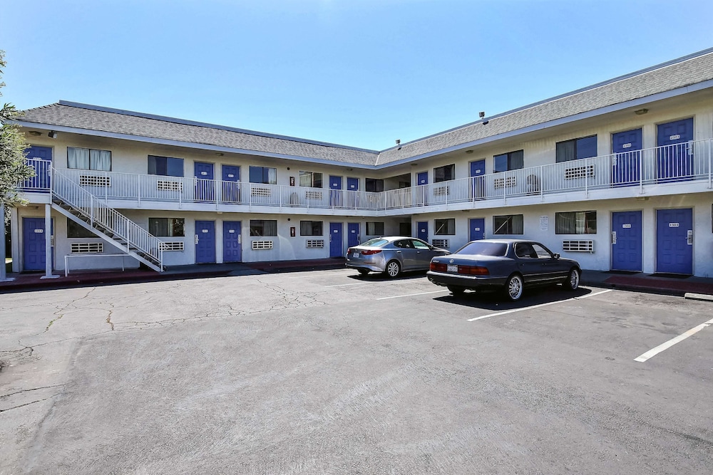Motel 6 Oakland Airport - photo 22