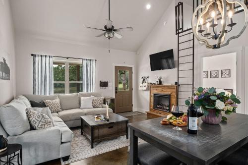 Twisted Oak Hot tub Fire pit King Beds in Fredericksburg, United States