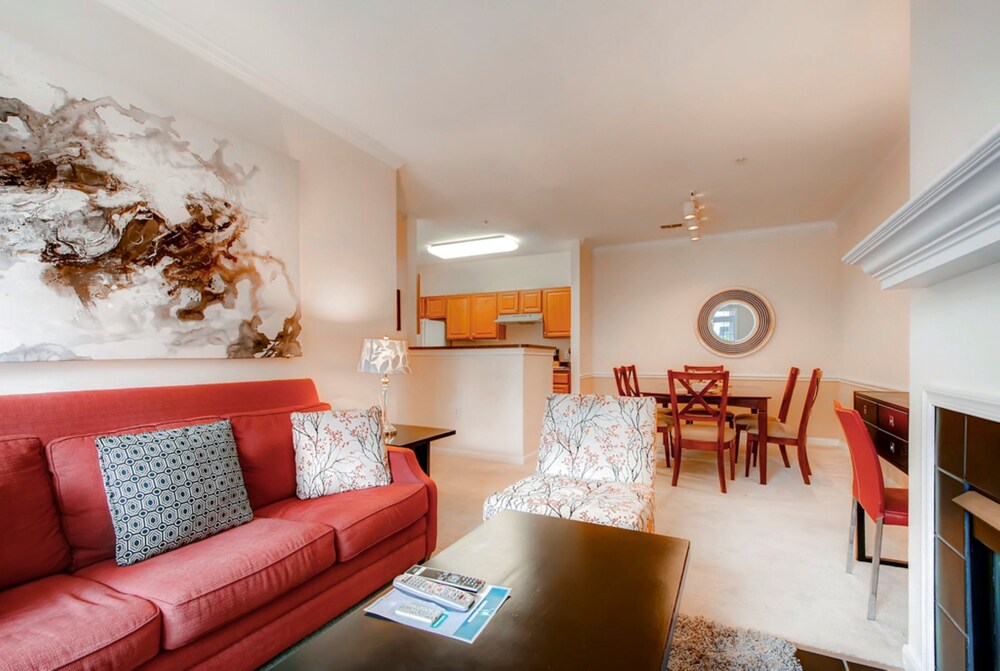Global Luxury Suites at the Junction - photo 16
