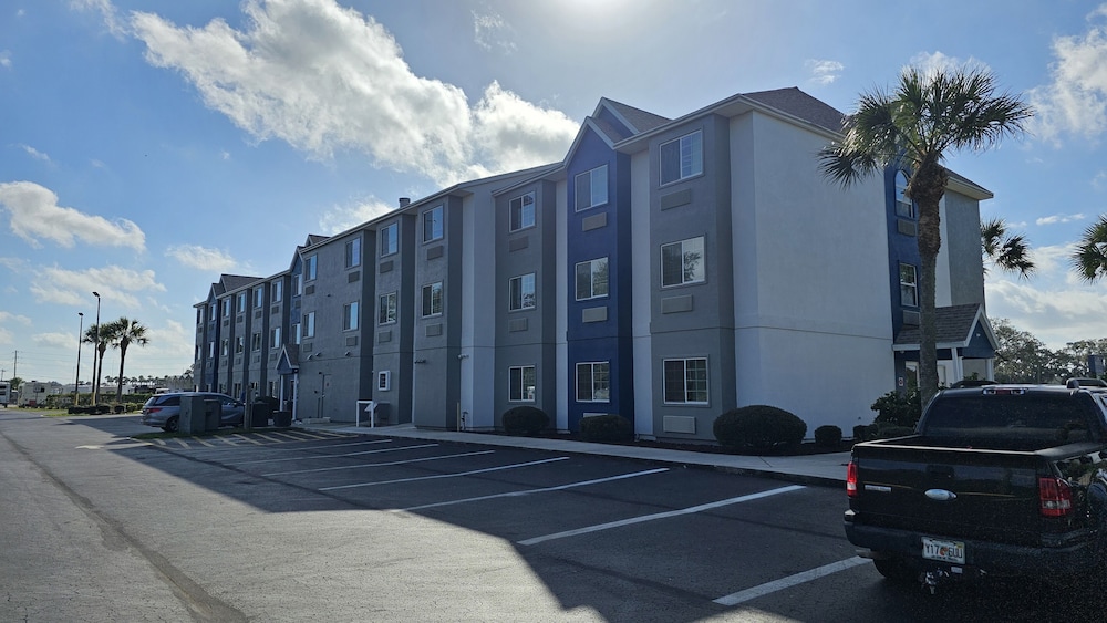Microtel Inn & Suites by Wyndham Bushnell - photo 14