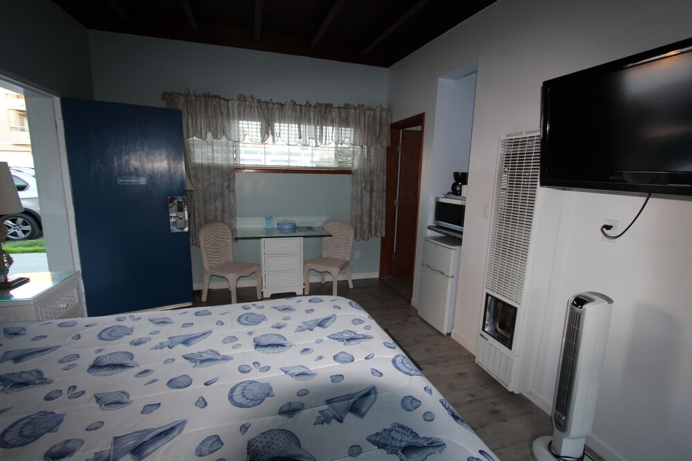 Edgewater Beach Inn - photo 6