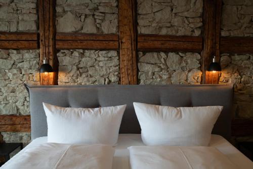 Gasthof zum goldenen Schiff Lehmzimmer Stein — hotel in Marktbreit