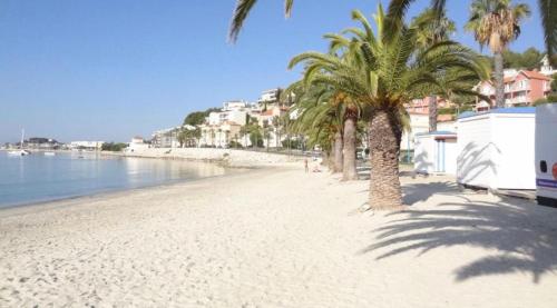 L Annexe 50m de la Plage in Bandol, France