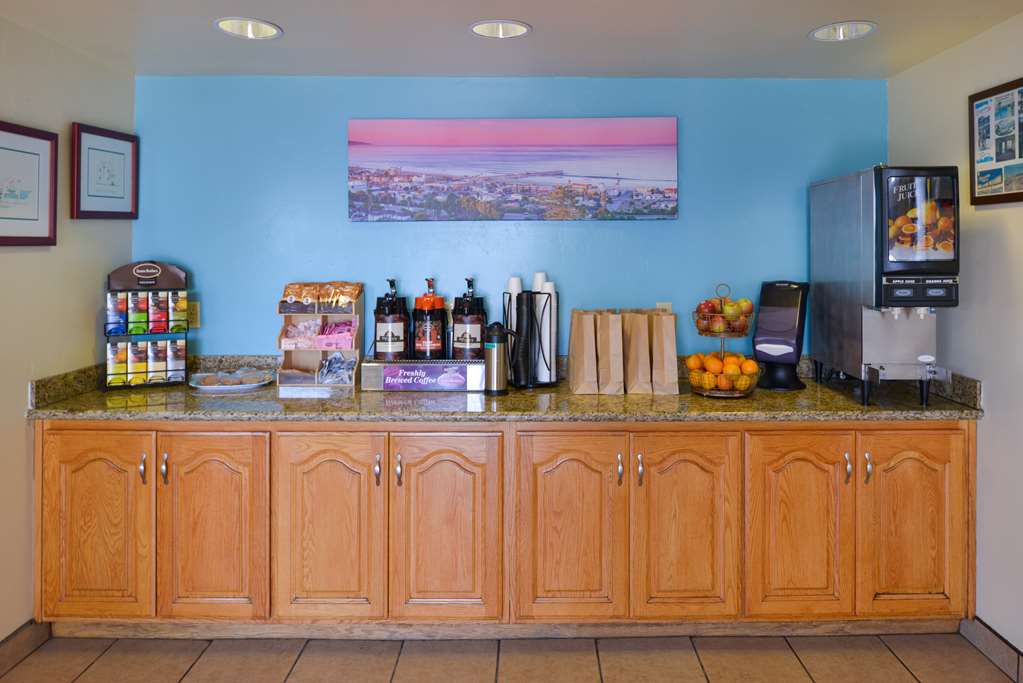 Edgewater Inn And Suites - photo 3