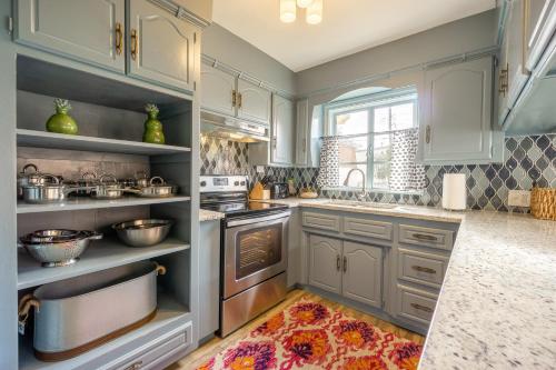 Comfy Colonial up to 15 ppl 5 mins to Plaza District or State Fair in Oklahoma City, United States