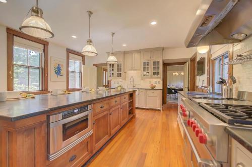 Chic Home Short Drive to Gray's Beach — 4-Star Luxury Hotel in Yarmouth, United States