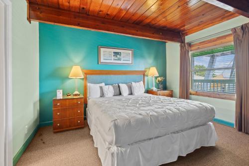 Oceanfront Inn Room #7 Partial Ocean View King Bed in Fort Pierce, United States