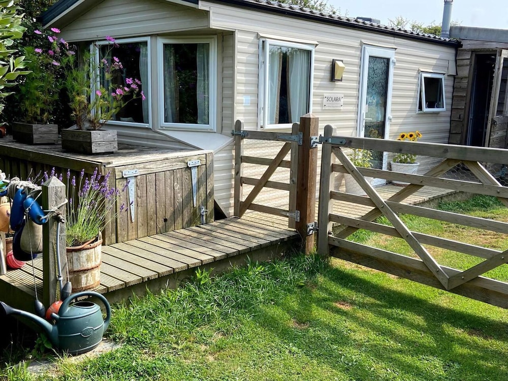 Cosy Quiet Static Caravan Mawgan Porth St Eval Wadebridge in Wadebridge, United Kingdom
