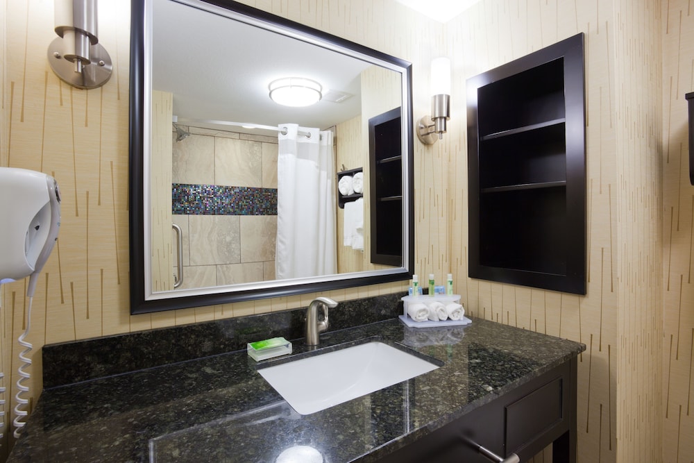 Holiday Inn Express Hotel & Suites Fort Dodge by IHG - photo 21