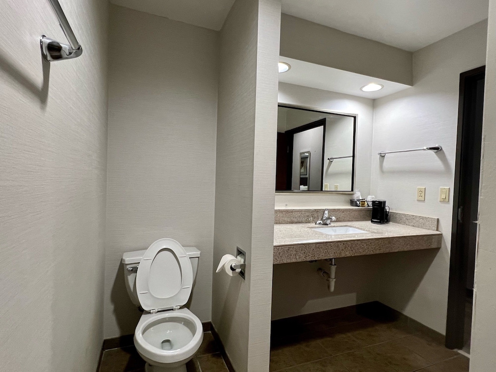 HomeTowne Studios & Suites Washington - photo 22