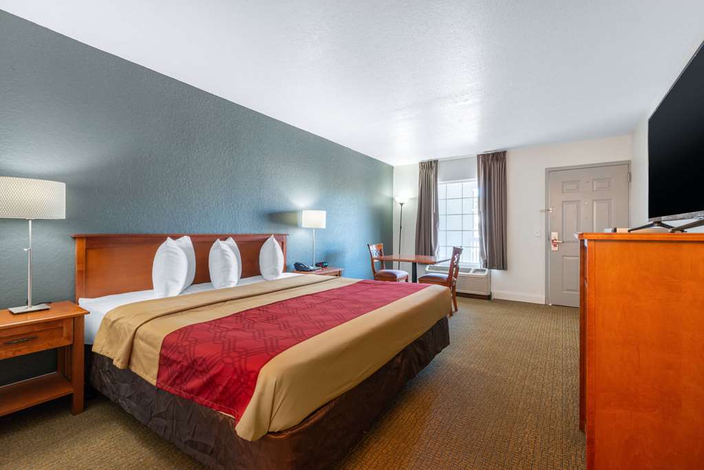 Econo Lodge Airport at RJ Stadium - photo 17