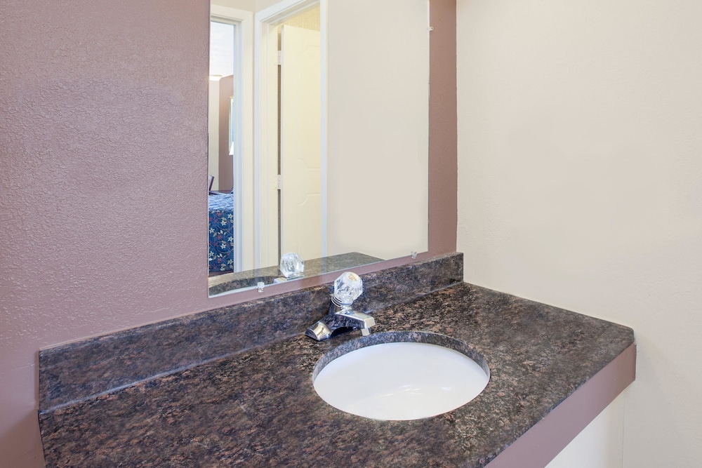 Knights Inn Grand Blanc - photo 15