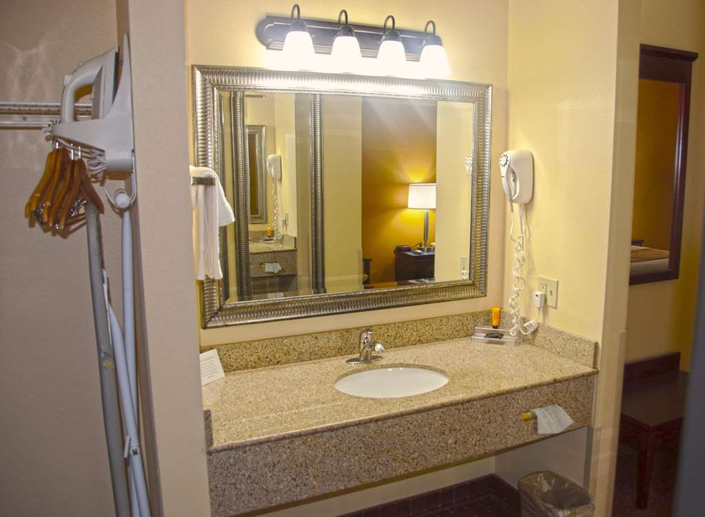 Americas Best Value Inn St. Robert - photo 13