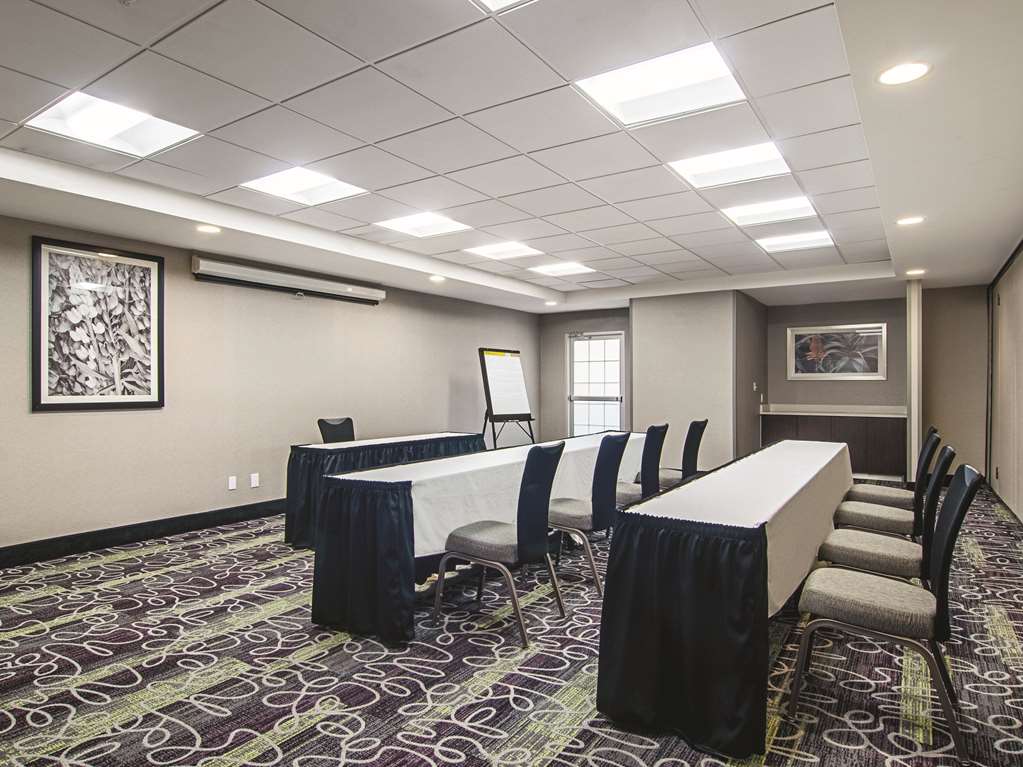 La Quinta Inn & Suites by Wyndham Denver Airport DIA - photo 43