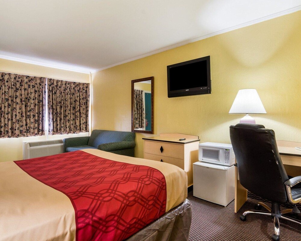 Econo Lodge Topeka Blvd. - photo 23