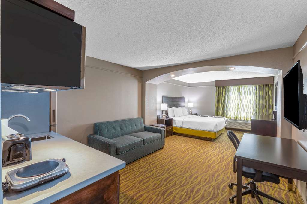 La Quinta Inn & Suites by Wyndham Laredo Airport - photo 39