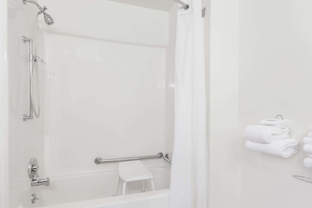 Super 8 by Wyndham Imlay City - photo 12