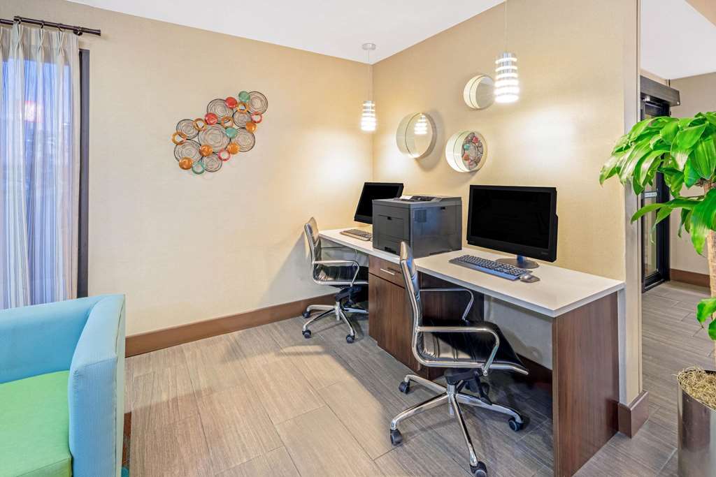 La Quinta Inn & Suites by Wyndham Midwest City Tinker AFB - photo 30