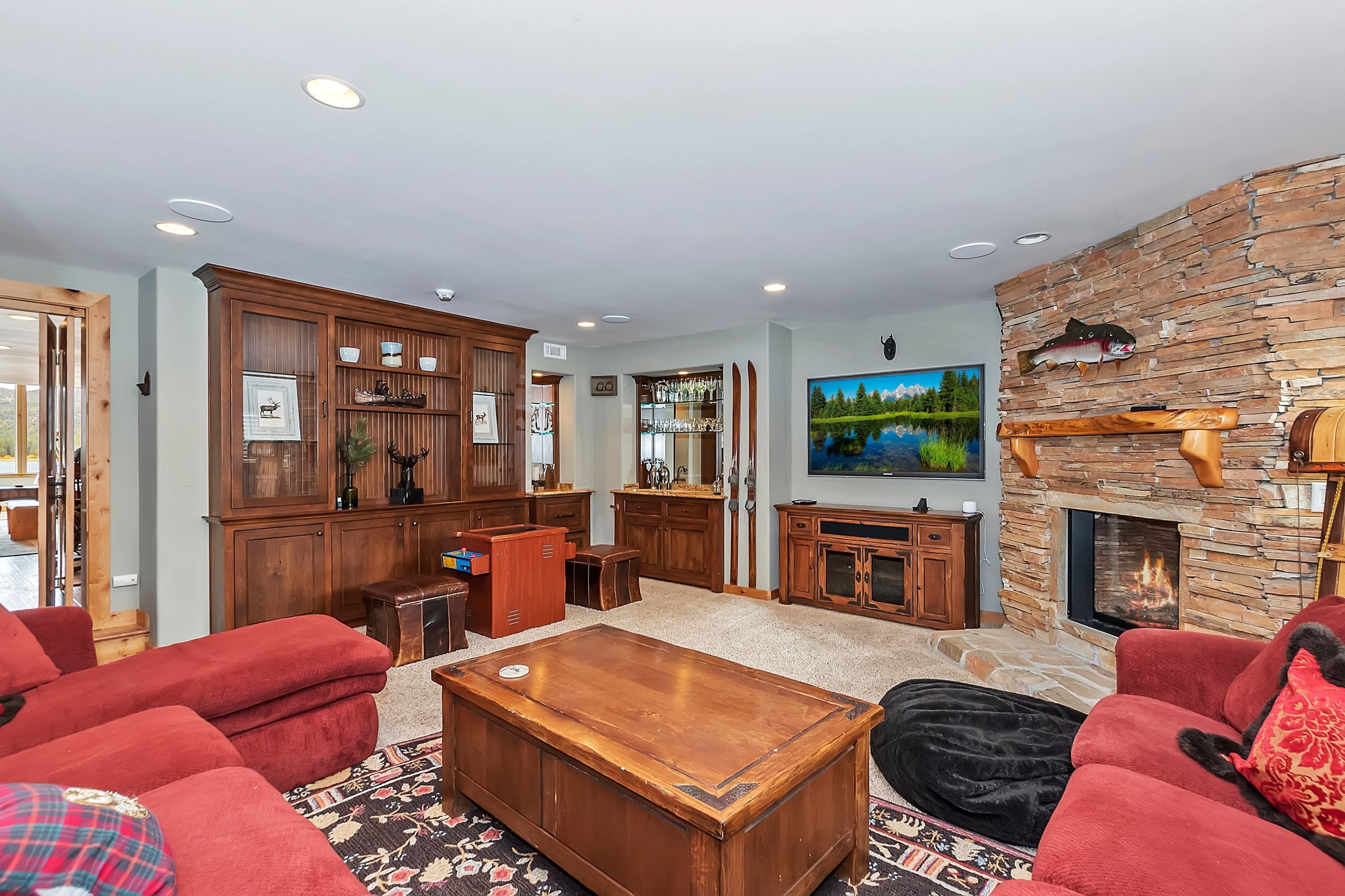 Lagunita Shores by Avantstay Beautiful Lakefront Mansion w Hot Tub & BBQ - photo 16