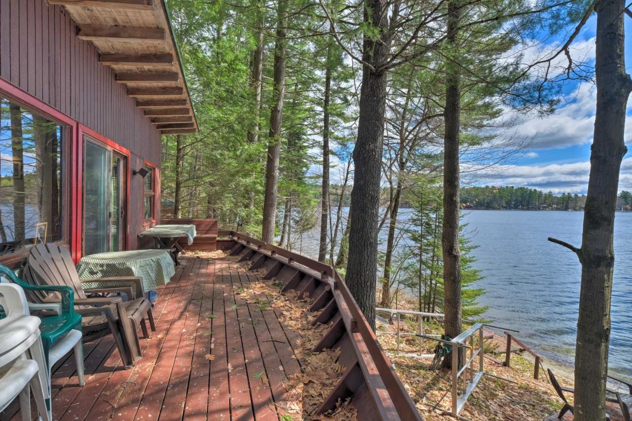 Lakefront Hartford Cabin with Canoe and Boat Ramp — 4-Star Luxury Hotel in Hartford, United States