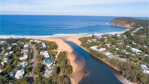 Wisteria Cottage on the Lagoon Beach — 4-Star Luxury Hotel in Copacabana, Australia