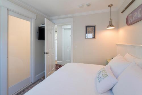 The Clarendon House - photo 24