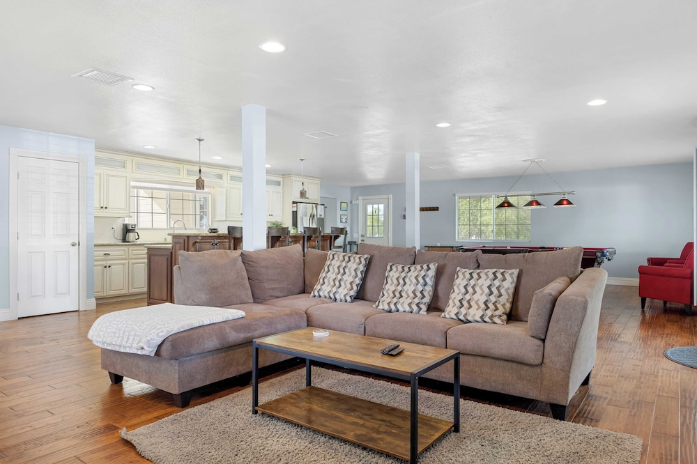 Wine Country Retreat Gorgeous Views Minutes to Wineries in Temecula, United States