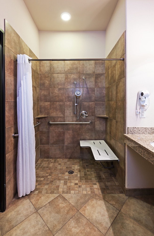 Holiday Inn Express Hotel & Suites Brady by IHG - photo 5