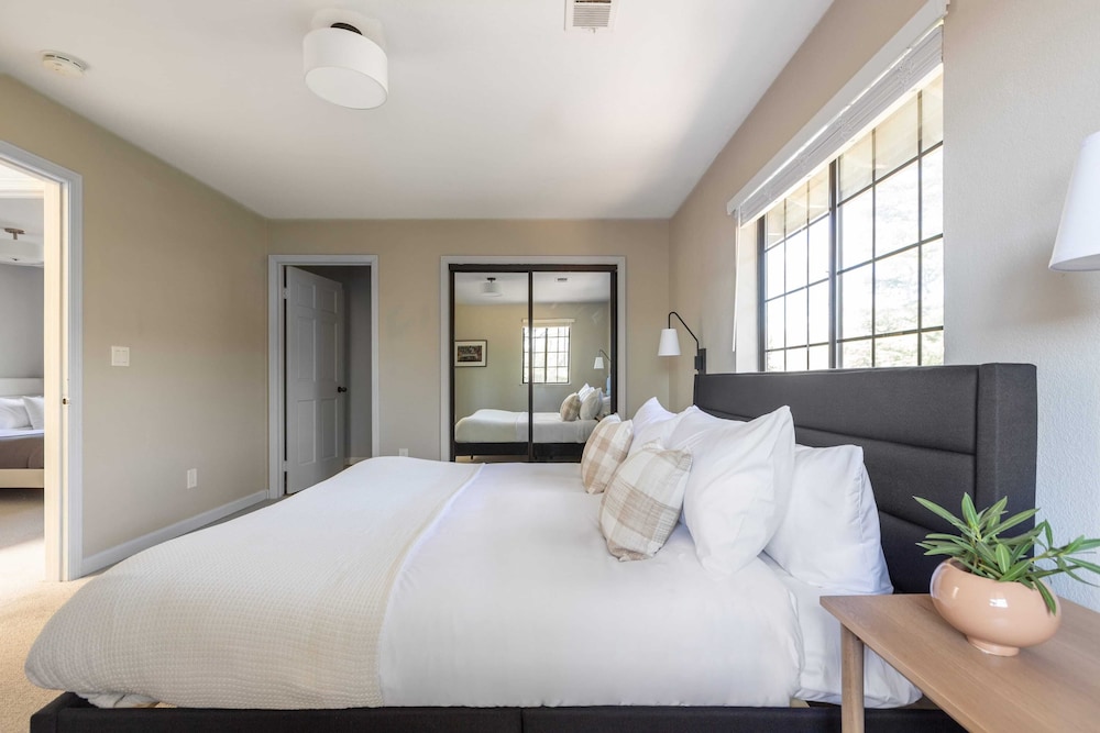 Jasmine by Avantstay Entertainers Paradise w Hot Tub Pool Table & Large Patio - photo 3