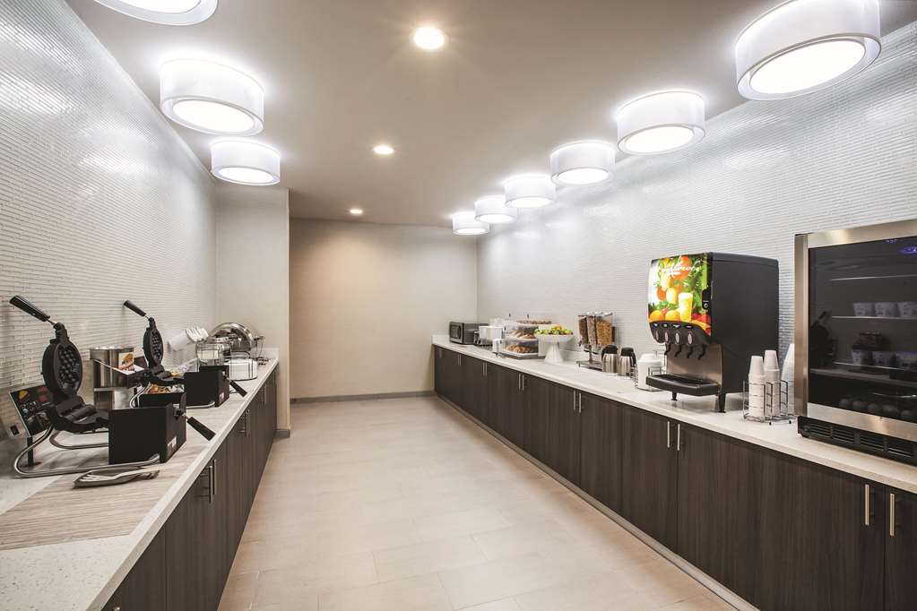 La Quinta Inn & Suites by Wyndham Dallas Northeast Arboretum - photo 28