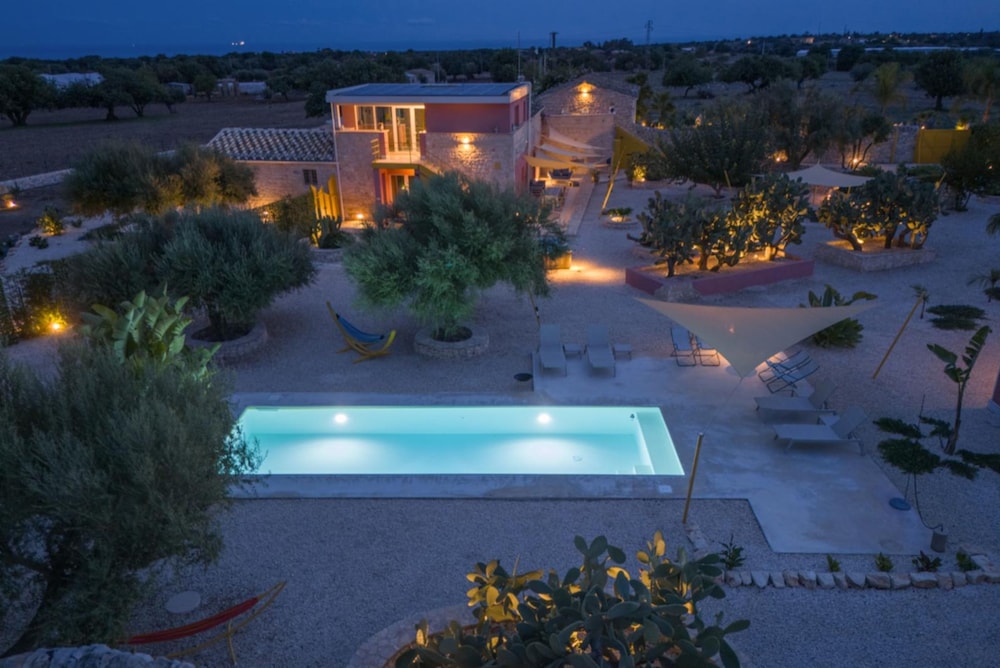 Casa Farlisa antico baglio con piscina — 4-Star Luxury Hotel in Scicli, Italy