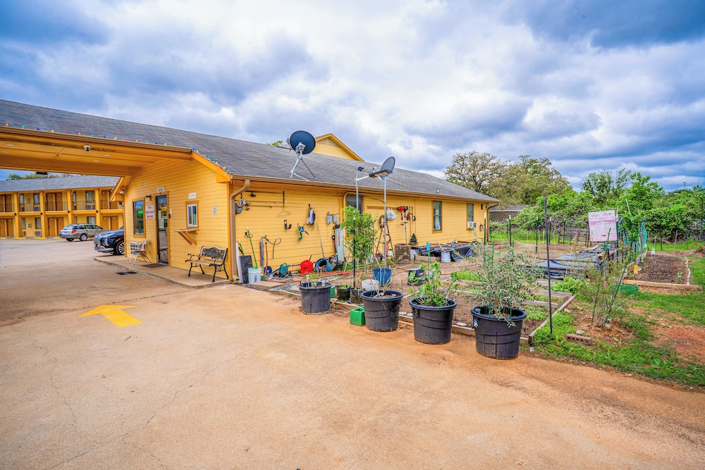 Regency Inn By OYO Rockdale TX - photo 34