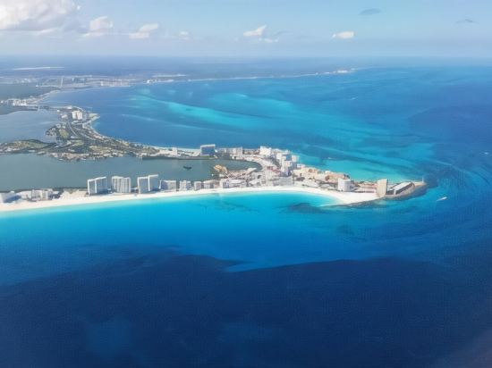 Edificio Velas — 4-Star Luxury Hotel in Cancun, Mexico