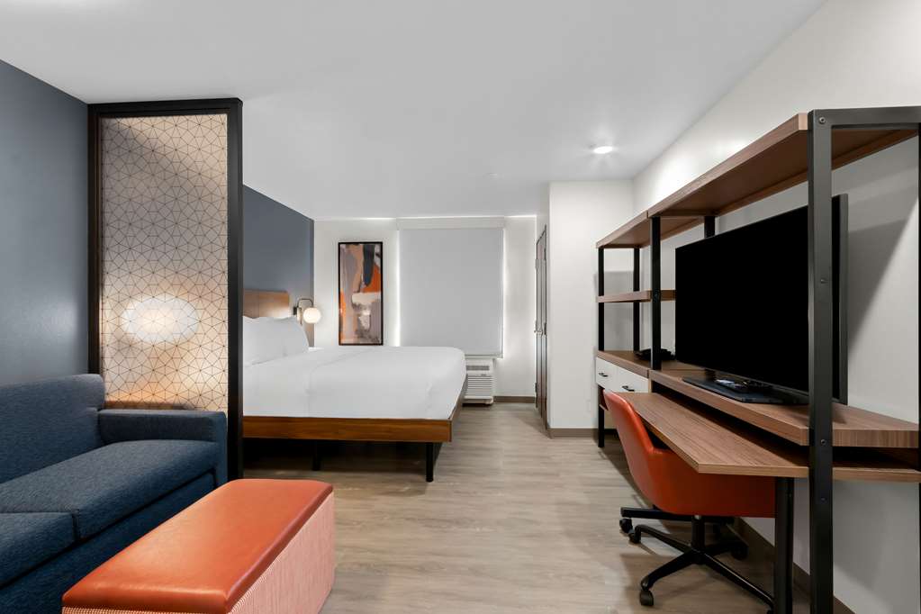 Everhome Suites Glendale Sports Entertainment District in Glendale, United States