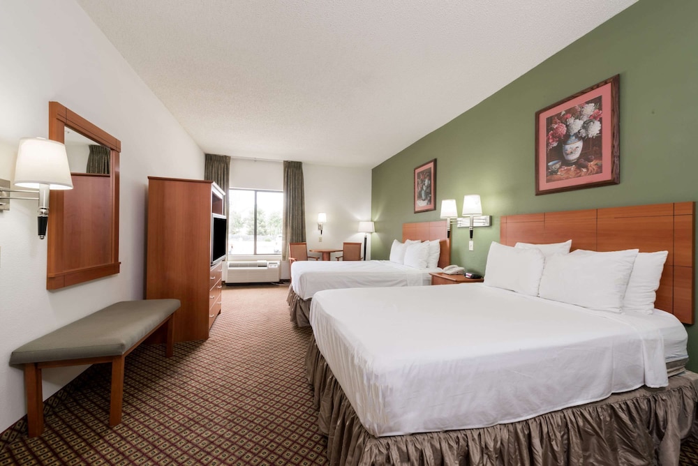 Super 8 by Wyndham Fort Worth Downtown South - photo 17