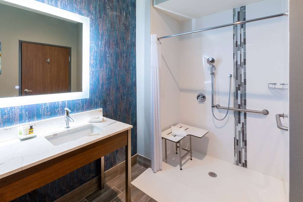 La Quinta Inn & Suites by Wyndham Dallas Frisco Stadium - photo 29