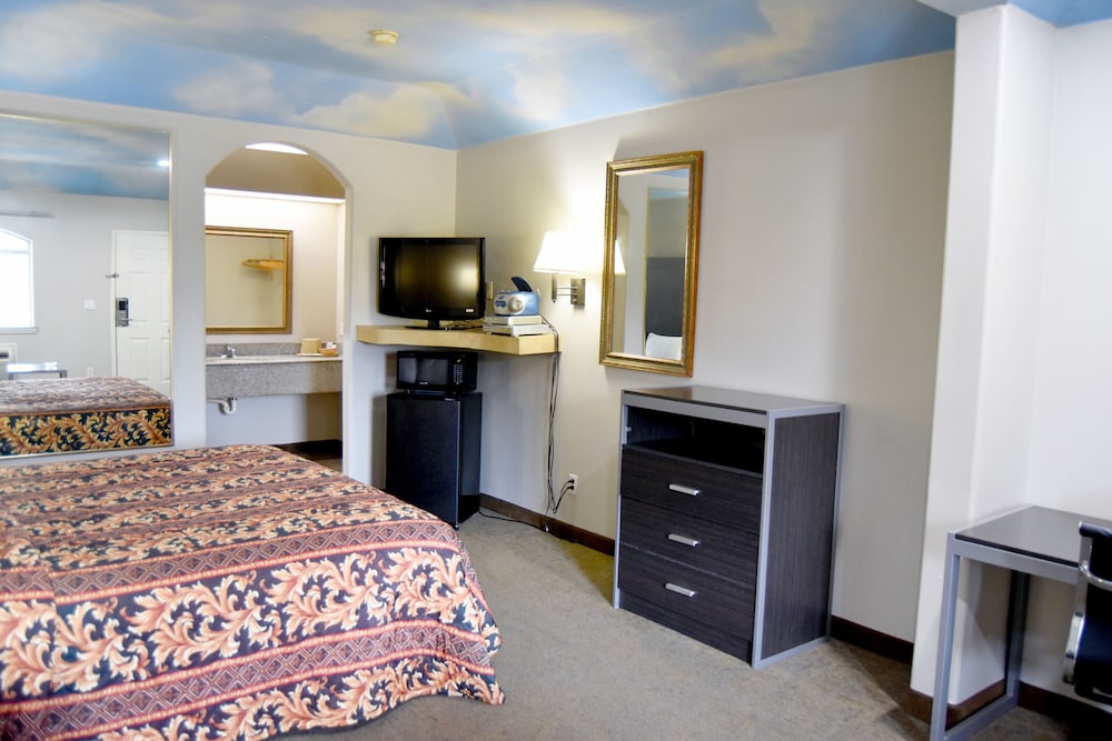 Camelot Inn & Suites Highway 290 NW Freeway - photo 16